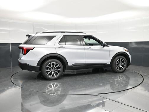 White Metallic 2026 Ford Explorer ST-Line