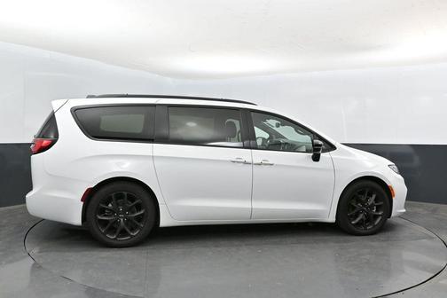 Bright White Clearcoat 2025 Chrysler Pacifica Limited