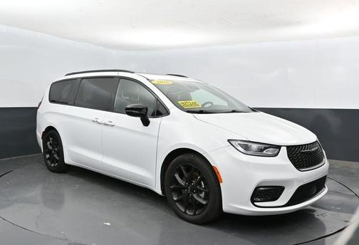 Bright White Clearcoat 2025 Chrysler Pacifica Limited
