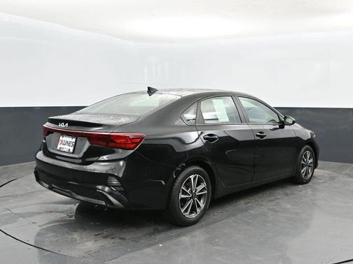Aurora Black Pearl 2024 Kia Forte LXS