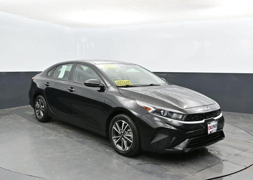 Aurora Black Pearl 2024 Kia Forte LXS