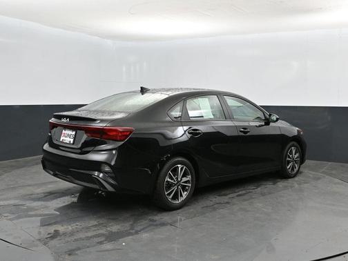 Aurora Black Pearl 2024 Kia Forte LXS