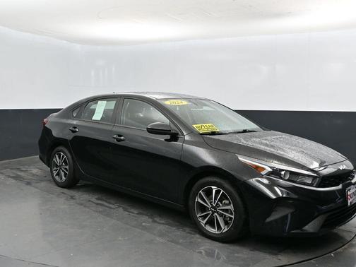 Aurora Black Pearl 2024 Kia Forte LXS