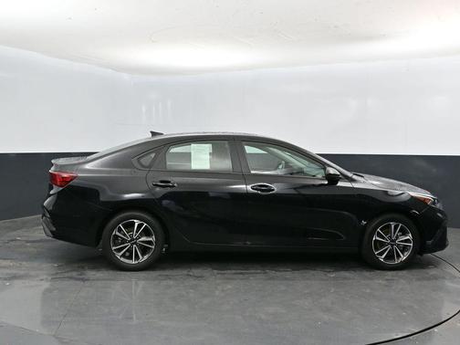 Aurora Black Pearl 2024 Kia Forte LXS
