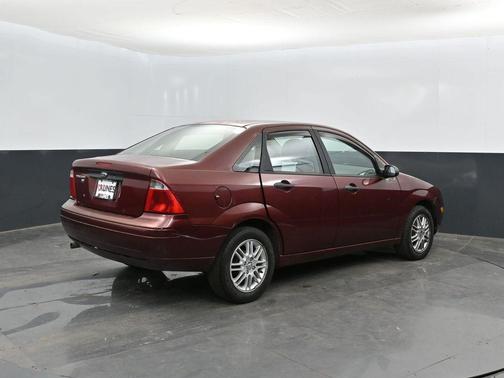 Maroon 2007 Ford Focus SE