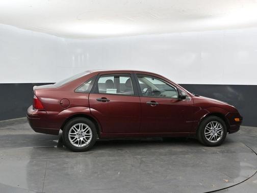 Maroon 2007 Ford Focus SE