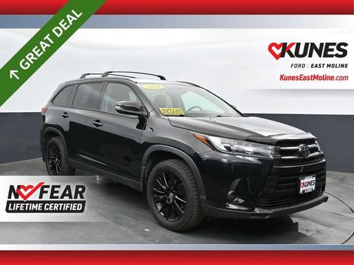 Midnight Black Metallic 2019 Toyota Highlander SE