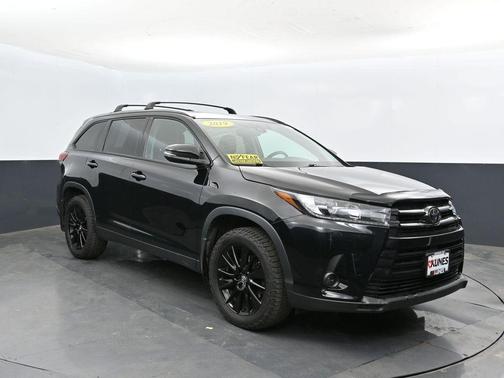 Midnight Black Metallic 2019 Toyota Highlander SE