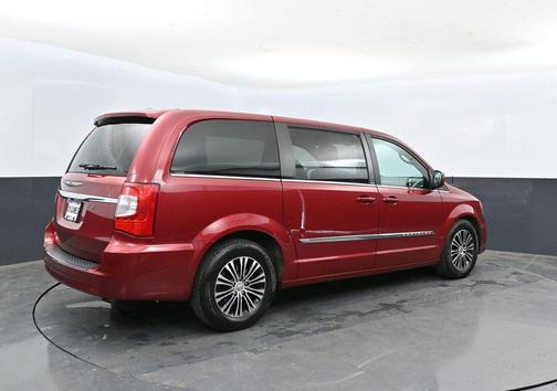 Deep Cherry Red Crystal Pearlcoat 2014 Chrysler Town & Country S