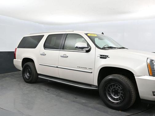 White Diamond Clearcoat 2011 Cadillac Escalade ESV Luxury