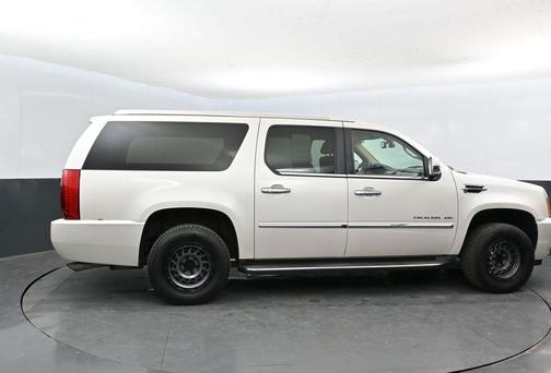 White Diamond Clearcoat 2011 Cadillac Escalade ESV Luxury