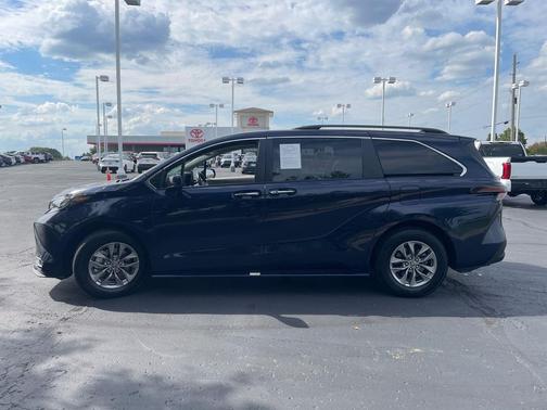 2024 Toyota Sienna XLE
