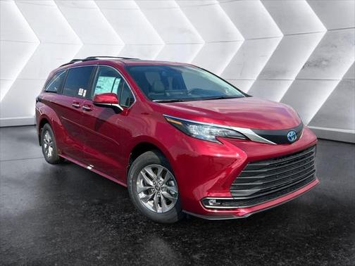2025 Toyota Sienna XLE 8 Passenger