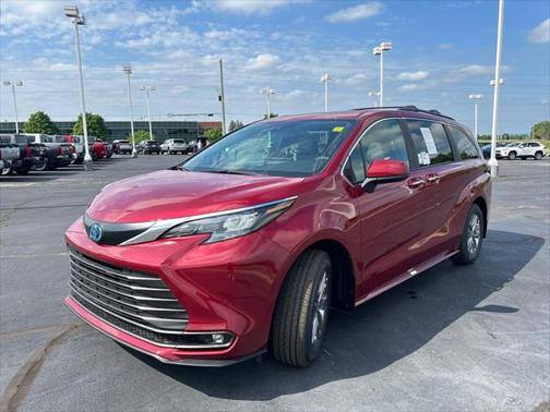 2025 Toyota Sienna XLE 8 Passenger