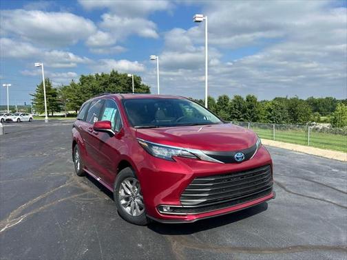 2025 Toyota Sienna XLE 8 Passenger
