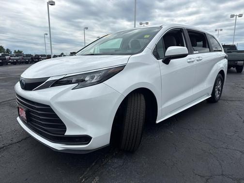 0040/ 2025 Toyota Sienna LE