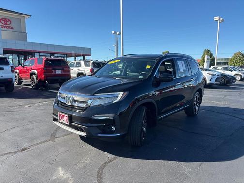 Crystal Black Pearl 2022 Honda Pilot Touring 8-Passenger
