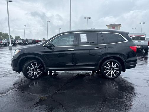 Crystal Black Pearl 2022 Honda Pilot Touring 8-Passenger