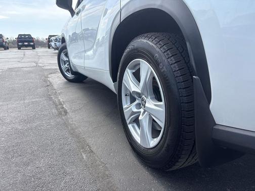 Wind Chill Pearl 2023 Toyota Highlander LE