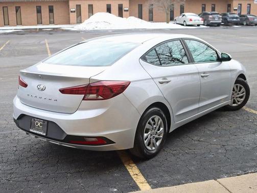 2019 Hyundai ELANTRA SE