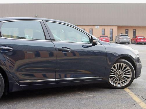 2018 Kia Cadenza Limited Sedan