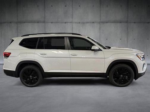 White Pearl 2026 Volkswagen Atlas 2.0T SE w/Technology