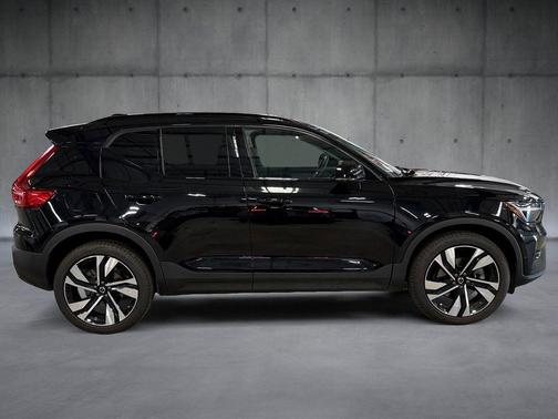Onyx Black Metallic 2025 Volvo XC40 B5 Plus Dark Theme