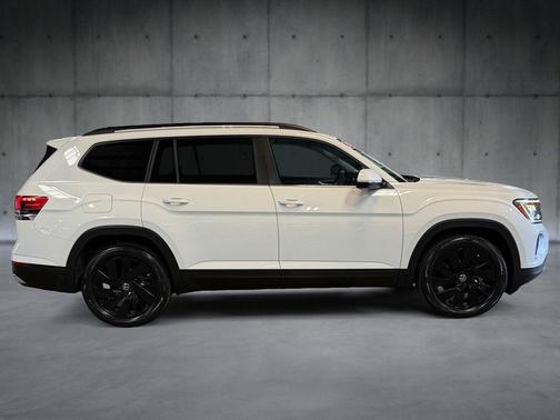 Pure White 2024 Volkswagen Atlas 2.0T SE w/Technology 4MOTION