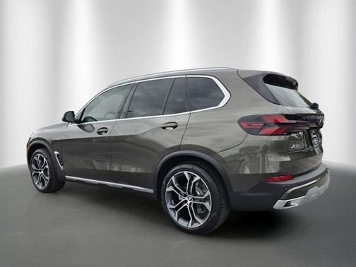 Manhattan Green Metallic 2026 BMW X5 xDrive40i