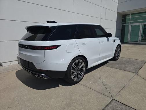 Fuji White 2026 Land Rover Range Rover Sport SE