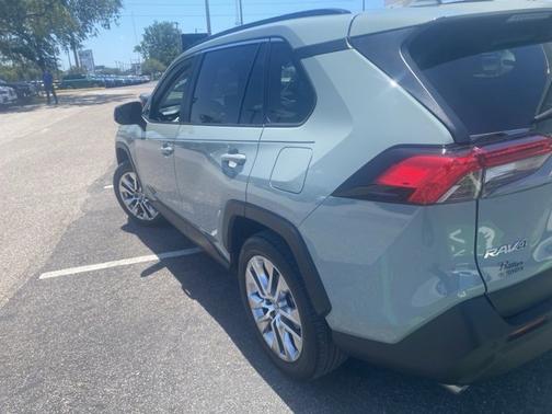 2020 Toyota RAV4 XLE Premium