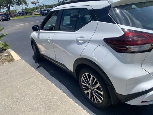 2021 Nissan Kicks SR