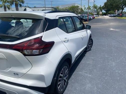 2021 Nissan Kicks SR