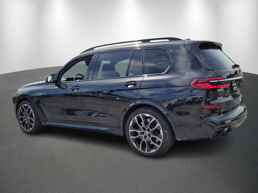 2023 BMW X7 M60i