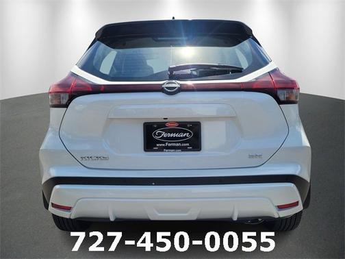 2022 Nissan Kicks SR