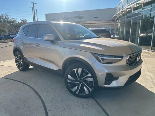 2024 Volvo XC40 Ultimate Bright Theme