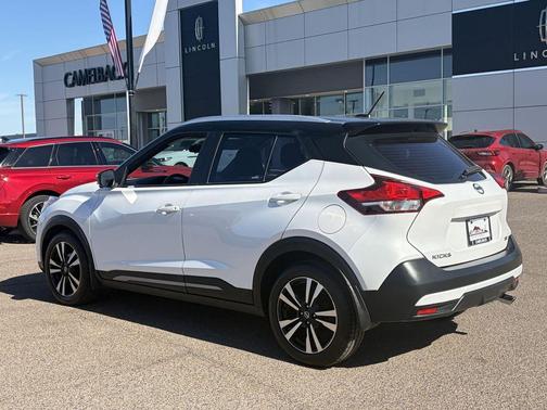 Aspen White/Super Black 2019 Nissan Kicks SR