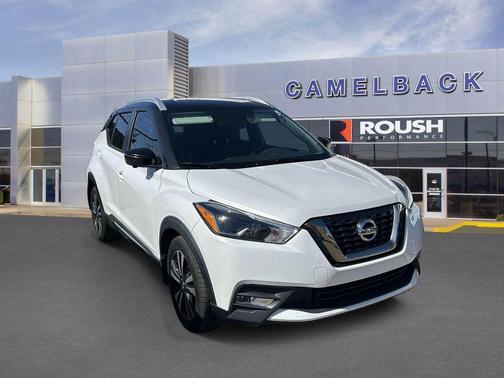 Aspen White/Super Black 2019 Nissan Kicks SR