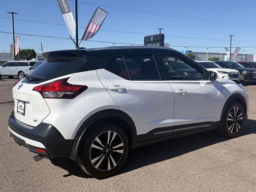 Aspen White/Super Black 2019 Nissan Kicks SR