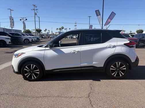 Aspen White/Super Black 2019 Nissan Kicks SR