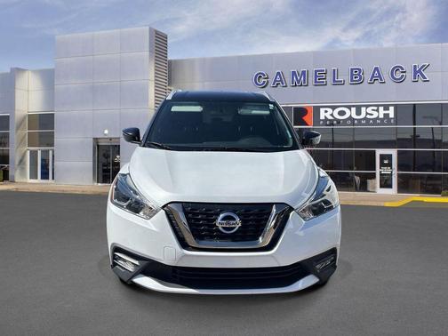 Aspen White/Super Black 2019 Nissan Kicks SR