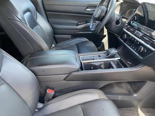 2022 Nissan Pathfinder SL 2WD