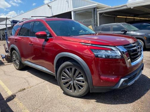2022 Nissan Pathfinder SL 2WD