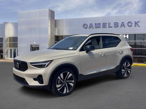 Sand Dune Metallic 2025 Volvo XC40 B5 Plus Dark Theme