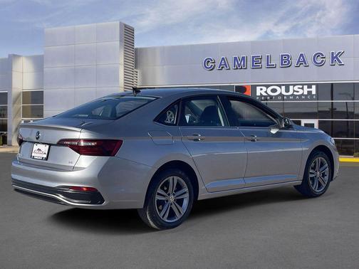 Deep Black Pearl 2024 Volkswagen Jetta 1.5T SE