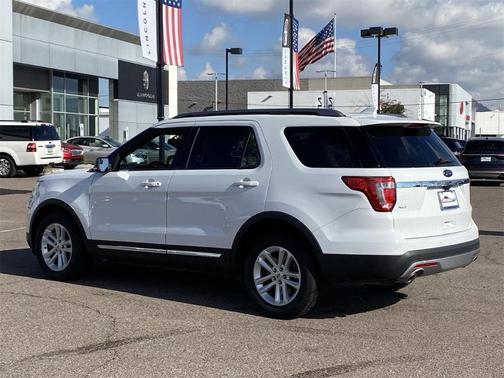 Photo 4 of 31 of 2017 Ford Explorer XLT