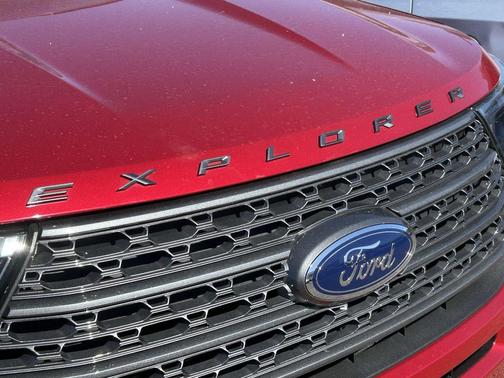 Rapid Red Metallic Tinted Clearcoat 2023 Ford Explorer XLT