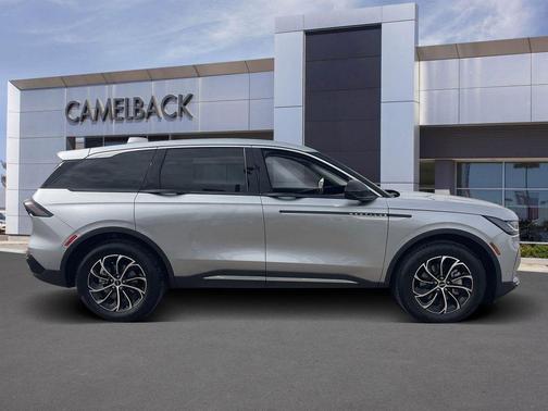 Silver Radiance Metallic Clearcoat 2024 Lincoln Nautilus Premiere