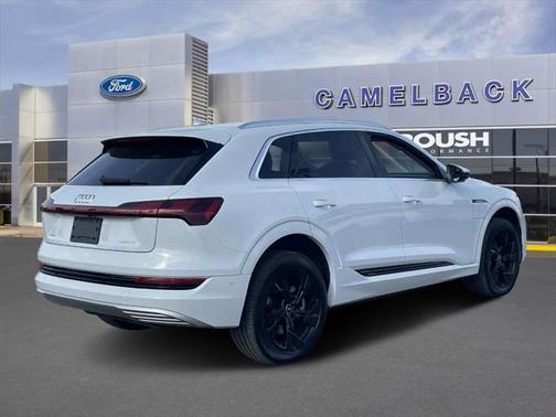 2022 Audi e-tron Premium Plus