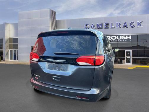 2022 Chrysler Voyager LX